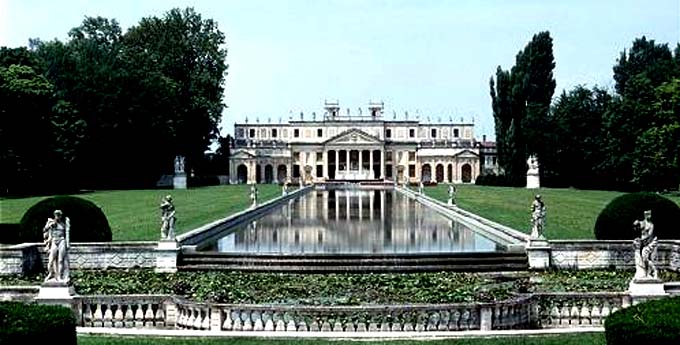 Villa Reale Pisani di Str La fontana monumentale